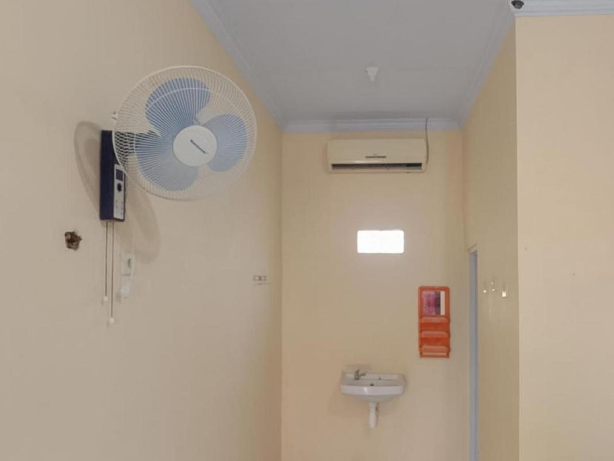 Zulfina Homestay Syariah Mitra Reddoorz Banyuwangi  Exterior photo