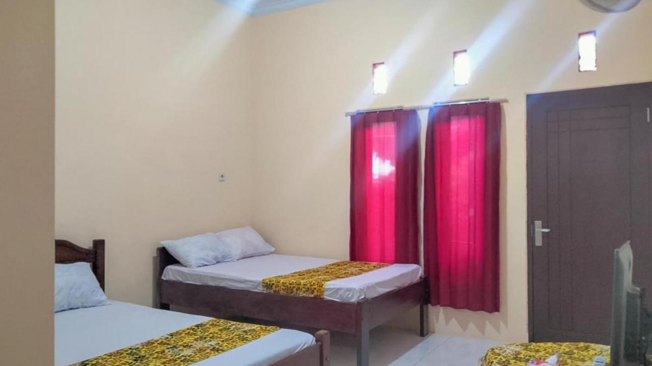 Zulfina Homestay Syariah Mitra Reddoorz Banyuwangi  Exterior photo