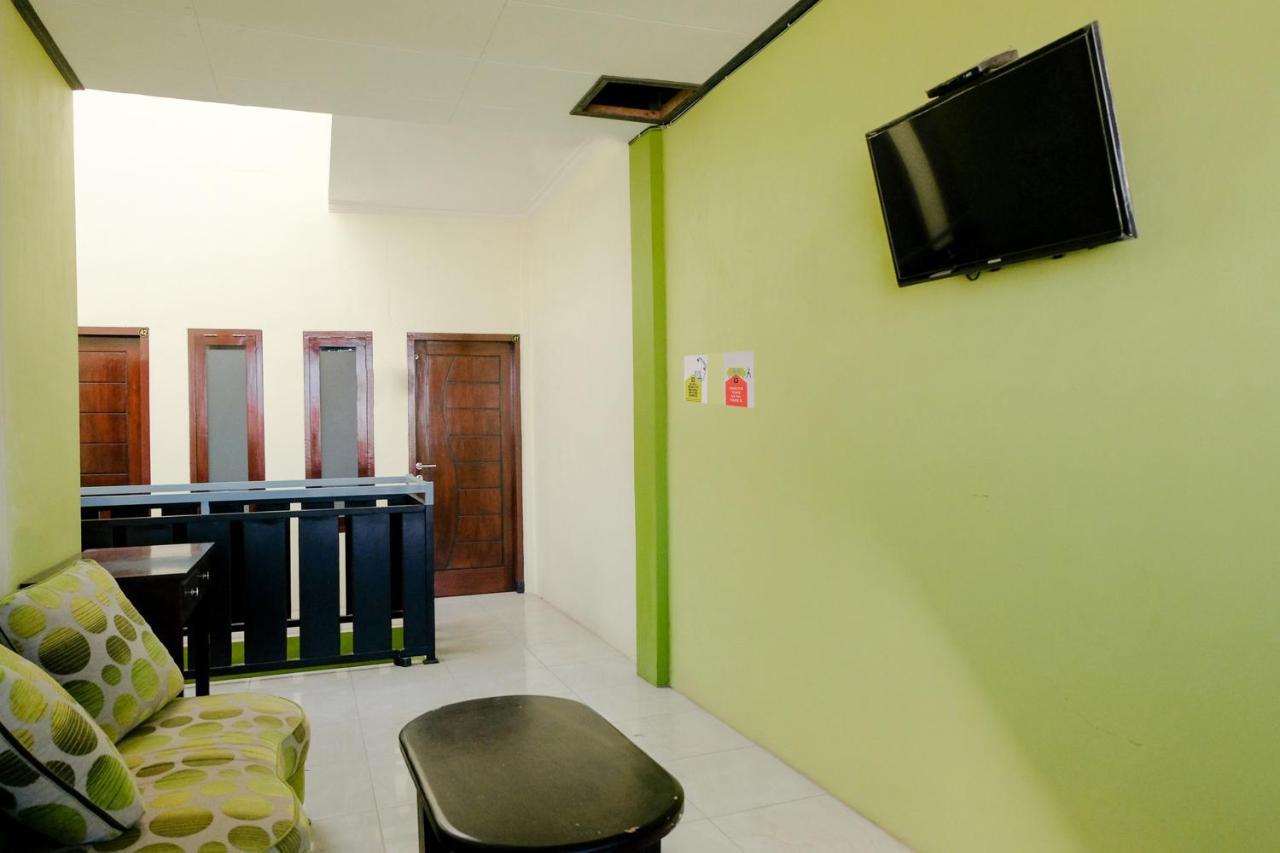 Zulfina Homestay Syariah Mitra Reddoorz Banyuwangi  Exterior photo